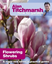 Book cover of Alan Titchmarsh How to Garden: Flowering Shrubs by Alan Titchmarsh